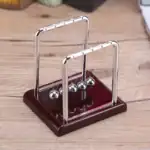 Péde à Newton en métal et bois, outil scientifique pour démonstration de lois de la physique, parfait pour l'enseignement et la décoration de style scientifique.