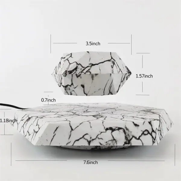 Lampe en marbre blanc avec veines noires, design contemporain pour décoration intérieure.