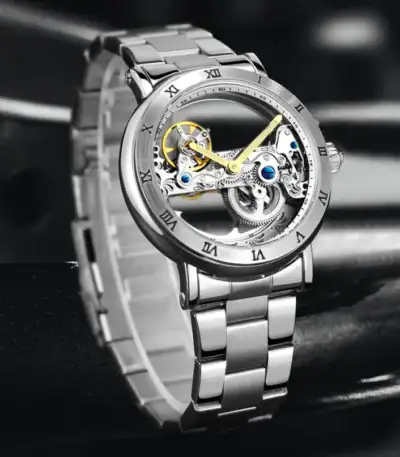 Montre squelette mécanique en acier inoxydable avec mouvement visible, design élégant et sophistiqué, idéale pour les amateurs de science et de décoration horlogère.