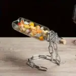 Sculpture de bouteille de fruits avec chaîne en métal, utilisée comme décoration scientifique ou pièce unique pour un intérieur original.