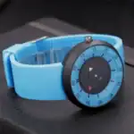 Montre scientifique moderne avec cadran coloré et design innovant, idéale pour les amateurs de science et de technologie.