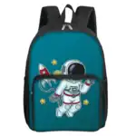 Sac à dos enfant avec motif astronaute, fusée et étoiles, parfait pour les jeunes passionnés d'espace et de sciences. Design ludique et coloré, idéal pour l'école ou les activités extrascolair.