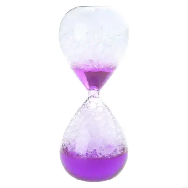 Horloge de sable transparente avec liquide violet, symbole de la science et du temps, idéale pour la décoration scientifique ou éducative.