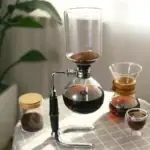 Dispositif de distillation de laboratoire avec ballon, colonne et condenseur pour expériences scientifiques.
