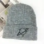 Bonnet en laine gris avec logo d'une planète entourée d'anneaux, parfait pour l'hiver ou comme accessoire de mode scientifique.