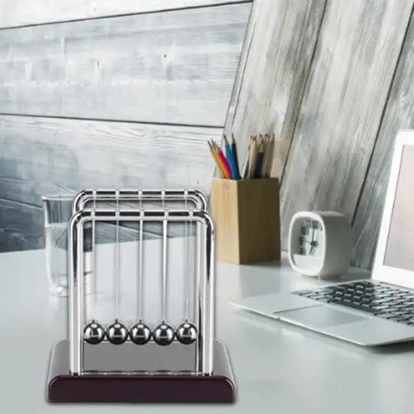 Pendentif Newton classique avec support en bois, idéal pour la décoration scientifique et l'apprentissage de la physique. Parfait pour un bureau ou une salle de classe.