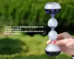Pendentif en verre soufflé à la main, composé de bulles d'air et de verre coloré, créé par un artisan. Parfait pour la décoration ou comme bijou original.
