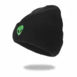 Casquette noire avec logo extraterrestre vert, style streetwear, idéale pour les amateurs de science-fiction et de mode urbaine.