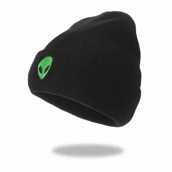 Casquette noire avec logo extraterrestre vert, style streetwear, idéale pour les amateurs de science-fiction et de mode urbaine.