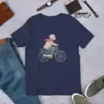 T-shirt avec illustration d'une femme âgée faisant du vélo, style dessin animé, sur fond bleu marine. Parfait pour les amateurs de mode décontractée et de design original.