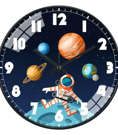 Horloge murale avec thème spatial et planètes.