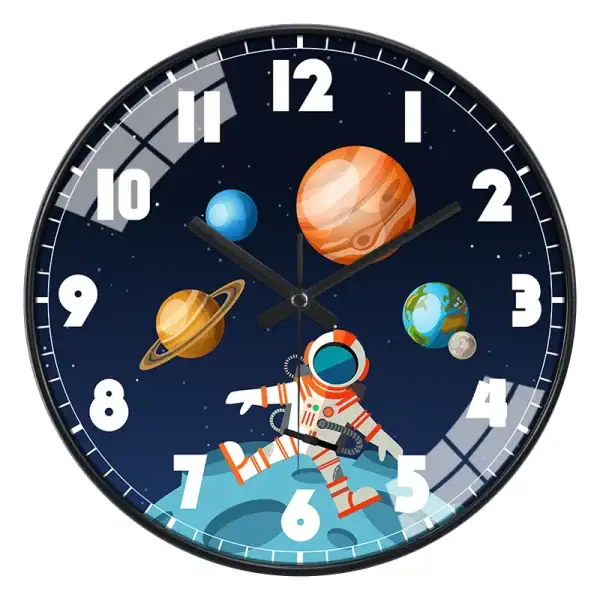 Horloge murale avec thème spatial et planètes.