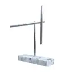 Pince à microscope en métal avec base en marbre blanc, idéale pour la décoration scientifique ou pour un usage en laboratoire, alliant élégance et fonctionnalité.