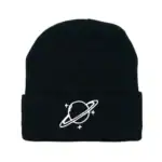 Bonnet noir en laine avec design d'une planète et d'étoiles, parfait pour les amateurs d'astronomie et de style scientifique.