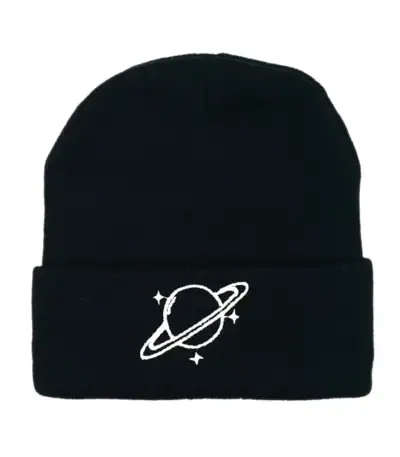Bonnet noir en laine avec design d'une planète et d'étoiles, parfait pour les amateurs d'astronomie et de style scientifique.