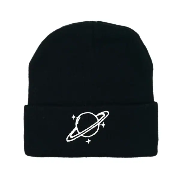 Bonnet noir en laine avec design d'une planète et d'étoiles, parfait pour les amateurs d'astronomie et de style scientifique.
