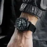 Montre digitale scientifique robuste avec affichage numérique, chronomètre et alarme, idéale pour les amateurs de gadgets technologiques et de design industriel.