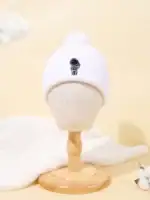 Casquette d'astronaute pour enfant en laine blanche avec un petit motif d'astronaute.