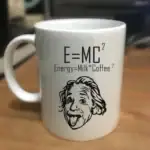 Tasse blanche avec la formule E=MC², une illustration de Einstein souriant, et la phrase "Energy=Milk*Coffee²" pour une touche humoristique scientifique.