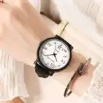 Montre à affichage numérique avec cadran solaire sur le poignet, associée à un bracelet en métal, dans un contexte décontracté.