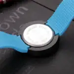 Montre sportive avec bracelet en silicone bleu et boîtier en acier inoxydable, résistante à l'eau et idéale pour les activités sportives.