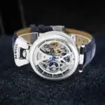 Montre skeleton mécanique BEWELL avec cadran transparent et mouvement visible, bracelet en cuir bleu, design sophistiqué et technique.
