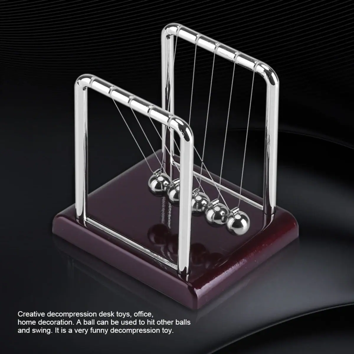 Pêndule de Newton en métal brillant avec six sphères suspendues, sur base en bois foncé, illustrant la physique et la décoration scientifique.