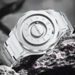Montre moderne en acier inoxydable avec un design innovant, affichant un cadran circulaire et un bracelet métallique, idéale pour les amateurs de style scientifique et technologique.