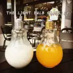 Ampoule décorative en forme d'ampoule avec lumière LED blanche et jaune.