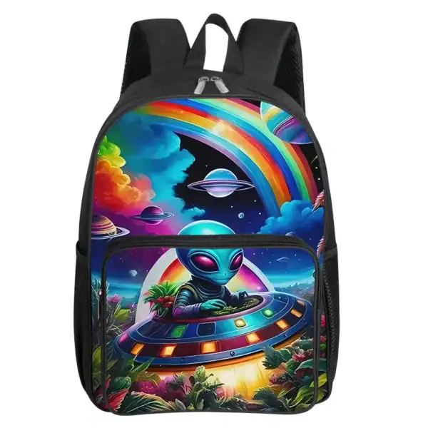 Sac à dos coloré avec extraterrestre et scène spatiale futuriste, comprenant des planètes, un arc-en-ciel et un vaisseau spatial, idéal pour les amateurs de science-fiction et d'astronomie.