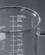 Bêcher en verre transparent avec graduation en millilitres, utilisé en laboratoire pour mesurer des liquides avec précision.