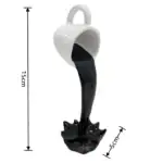 Porte-mug en forme de pelle à charbon, avec liquide noir simulant du charbon en fusion, idéal pour la décoration scientifique ou comme objet insolite.