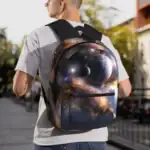 Sac à dos avec motif galactique représentant un espace étoilé, idéal pour les amateurs d'astronomie et de science. Parfait pour l'école ou les sorties, alliant style et passion pour l'univers.