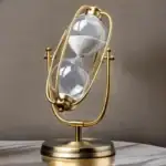Sablier décoratif en laiton doré avec verre en forme d'ampoule, idéal pour la décoration scientifique ou vintage.