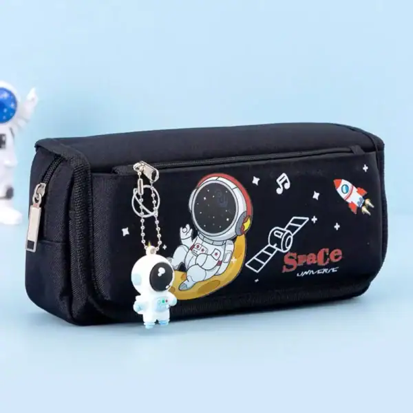 Sac à crayons d'espace avec un astronaute, fusée et éléments cosmiques, idéal pour la décoration ou la papeterie pour enfants et amateurs d'astronomie.