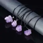 Pendentifs en améthyste brute, pierres naturelles violettes, accessoires de bijouterie et décoration scientifique.