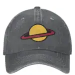 Casquette grise vintage avec logo d'une planète à anneaux jaunes et rouges, style scientifique et décontracté.