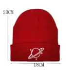 Bonnet rouge en laine avec design d'une planète et d'astres, parfait pour un look scientifique et tendance.