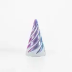 Pyramide décorative en spirale avec couleurs pastel, idéale pour la décoration de bureau ou d'espace scientifique, apportant une touche moderne et élégante.