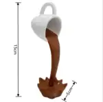Petite tasse blanche versant du chocolat liquide, créant une fontaine de chocolat miniature, idéale pour décoration ou dégustation gourmande.