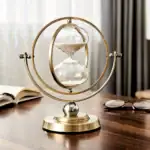 Horloge de sable élégante en métal doré, symbole du temps qui passe, idéale pour la décoration scientifique ou moderne.