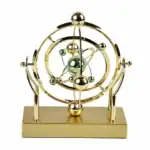 Horloge scientifique décorative en métal doré avec sphères et bras articulés, idéale pour la décoration de bureau ou d'étagère.