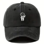 Casquette noire avec logo d'astronaute blanc.