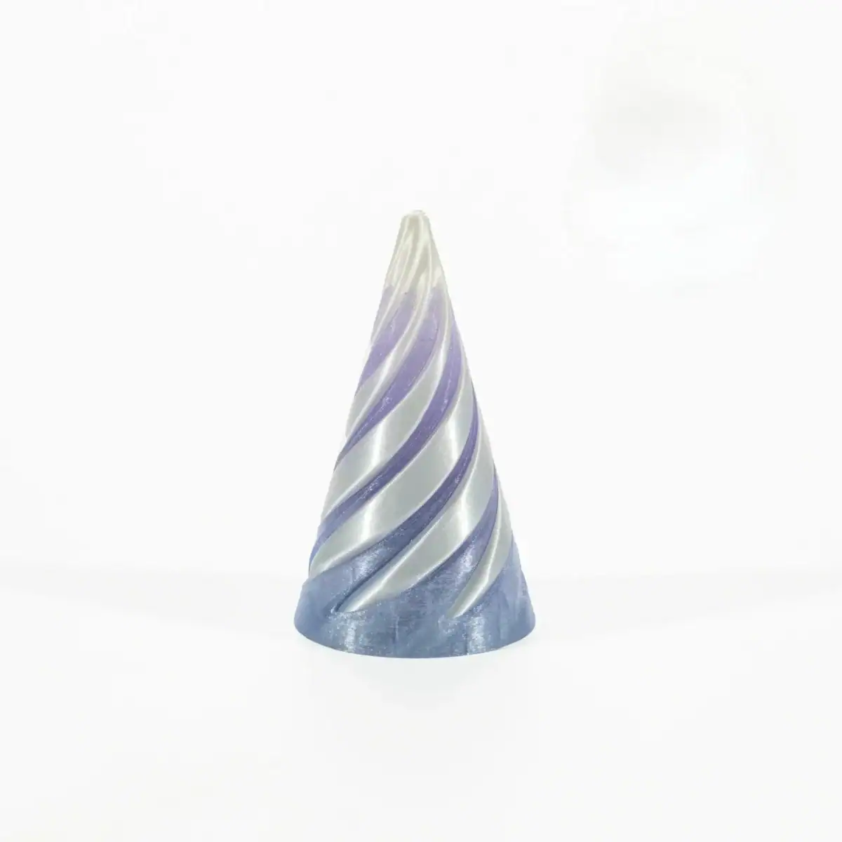 Pyramide en verre soufflé avec spirale violette et blanche, décoration scientifique élégante, idéale pour la décoration de bureau ou d'intérieur.