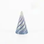 Pyramide en verre soufflé avec spirale violette et blanche, décoration scientifique élégante, idéale pour la décoration de bureau ou d'intérieur.