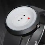 Montre d'observation scientifique avec cadran minimaliste, design moderne et précision pour les amateurs de science et de décoration.