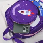 Sac à dos enfant avec motif fusée spatiale et étoiles.