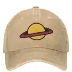 Casquette beige avec logo de planète à anneaux, style vintage et tendance.
