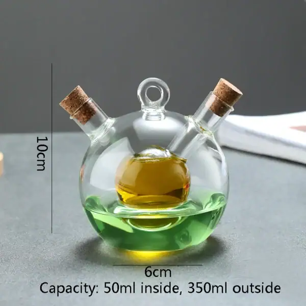 Petite bouteille en verre de laboratoire avec trois tubes, contenant des liquides colorés verts et jaunes, utilisée comme décoration scientifique ou objet de collection.