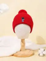 Bonnet rouge chaud avec logo d'astronaute, parfait pour les amateurs de science et d'astronomie.